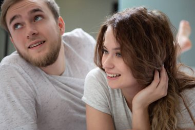 Yatakta yatmayı tartışan mutlu ve mutlu bir çift. Erkek ve kadın, genç aile
