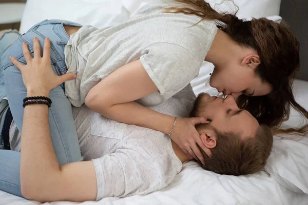 Czuły Pocałunek Młodego Mężczyzny Kobiety — Zdjęcie stockowe