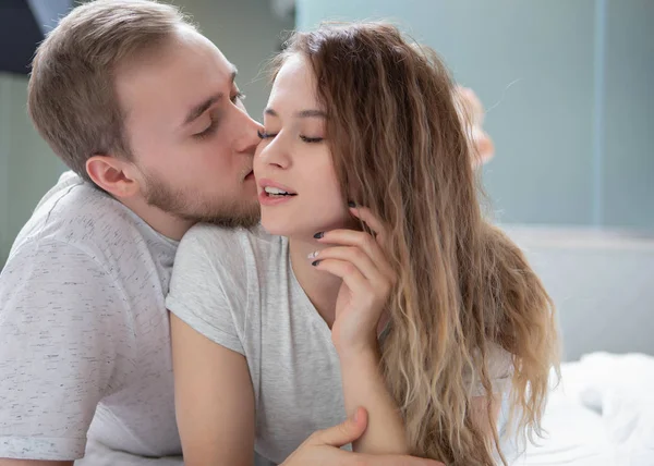 Ένας Άντρας Και Μια Γυναίκα Φιλιούνται Απαλά Ξαπλωμένοι Στο Κρεβάτι — Φωτογραφία Αρχείου