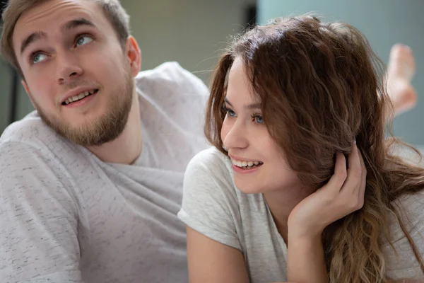 Yatakta yatmayı tartışan mutlu ve mutlu bir çift. Erkek ve kadın, genç aile
