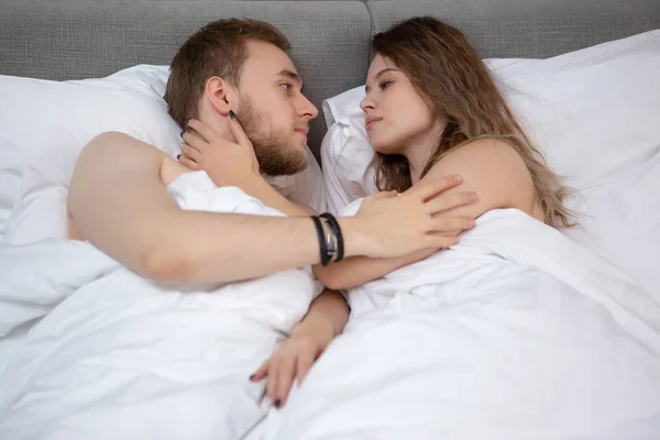 Junger Mann Und Mädchen Liegen Bett Und Rufen Einander Liebevoll — Stockfoto