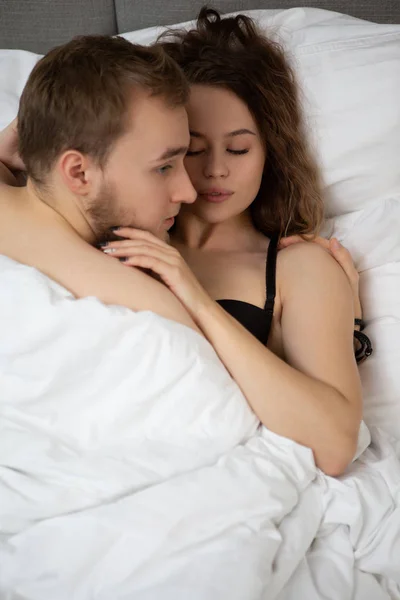 Frustrated Young Couple Lying Together Bed Man Looks Away Woman — Stock Photo, Image