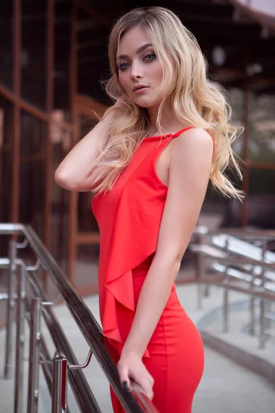 Красивая Сексуальная Блондинка Красном Платье Выпрямляет Шикарные Волосы Лестнице Перед — стоковое фото