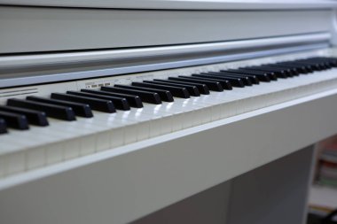 Şık beyaz elektronik piyano klavyesi