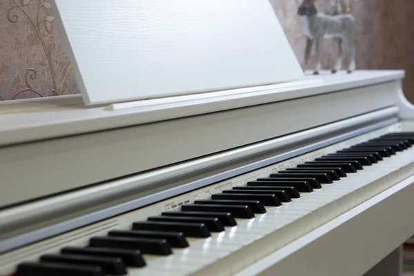Elegante Piano Eletrônico Branco Interior — Fotografia de Stock