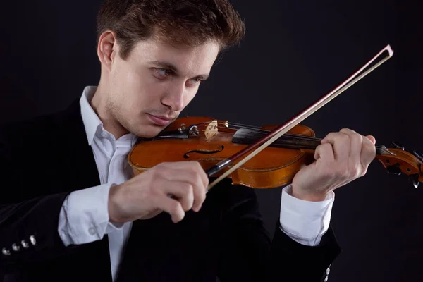 클래식 연주회에서 오케스트라에서 바이올린 악기를 연주하고 매력적 바이올린 연주자 — 스톡 사진