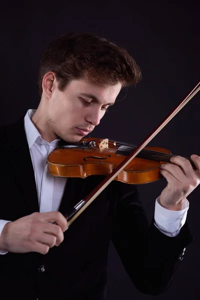 젊고우아 남자가 바이올린을 합니다 클래식 스튜디오 — 스톡 사진