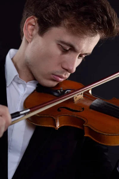 Joven Violinista Tocando Viejo Instrumento Sobre Fondo Oscuro Retrato Cerca —  Fotos de Stock