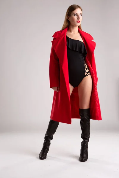 Młoda Piękna Modelka Długimi Włosami Jasnoczerwonym Płaszczu Przeciwdeszczowym Czarnym Body — Zdjęcie stockowe