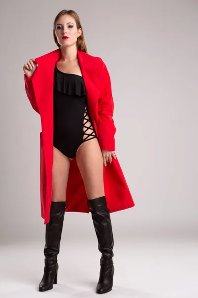 Młoda Piękna Modelka Długimi Włosami Jasnoczerwonym Płaszczu Przeciwdeszczowym Czarnym Body — Zdjęcie stockowe