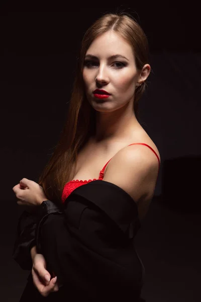 Sexy Jeune Femme Sous Vêtements Rouges Homme Veste Dans Une — Photo