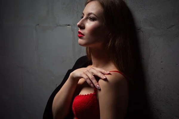 Een Sexy Jonge Vrouw Rood Ondergoed Een Man Jas Gedrapeerd — Stockfoto