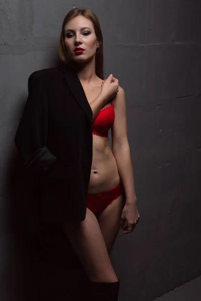 Uma Jovem Mulher Triste Sexy Roupa Interior Vermelha Casaco Homem — Fotografia de Stock
