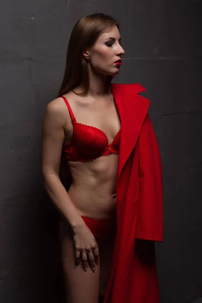 Uma Mulher Muito Arrogante Roupa Interior Vermelha Sexy Uma Capa — Fotografia de Stock