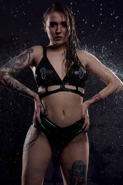 Menina Loira Sexy Posando Roupa Interior Sob Respingos Água Quarto — Fotografia de Stock