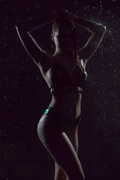 반짝이는 떨어지는 물방울 소녀의 등고선 — 스톡 사진