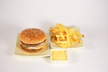Beyaz izole edilmiş arka planda soslu ve patatesli taze lezzetli hamburger, afiyet olsun.