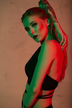 İç çamaşırlı seksi sarışın bir kızın portresini yakın plan çek.