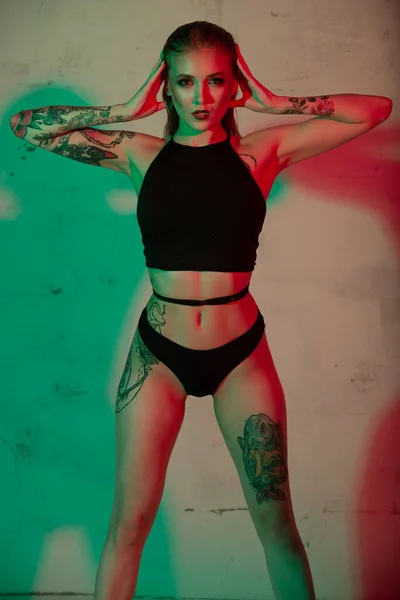 Sexy Chica Rubia Tatuada Lencería Negra Luz Mixta —  Fotos de Stock