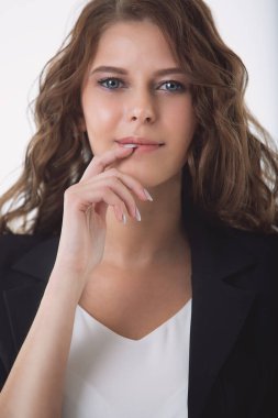 Güzel mavi gözlü bir iş kadınının güzel portresi, yakın plan portresi.