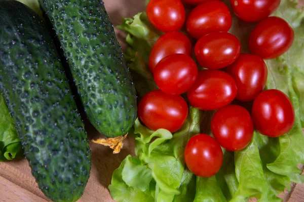 Auf Dem Tisch Liegen Tomaten Gurken Und Salat Draufsicht Vollbild — Stockfoto