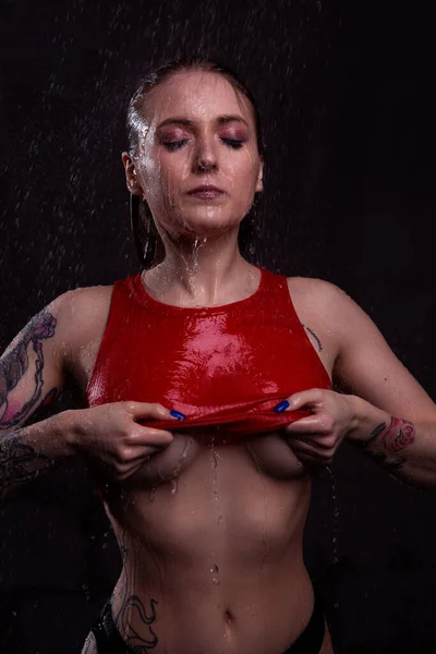 Sexy Tatuado Menina Loira Lentamente Despe Chuveiro Baring Seu Belo — Fotografia de Stock