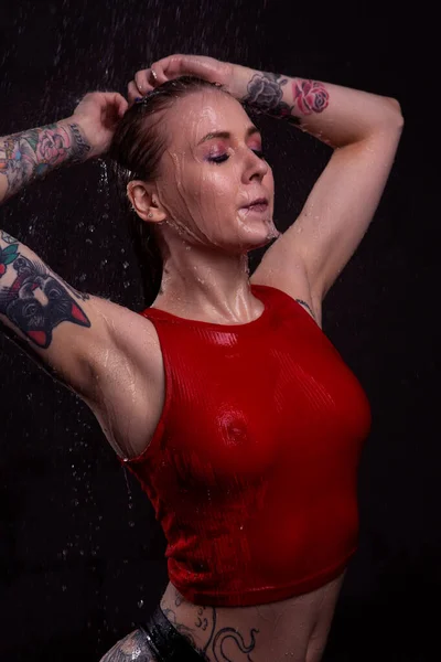 Seksi Bir Kızın Portresi Islak Kırmızı Tişörtlü Büyük Göğüslü Parlak — Stok fotoğraf