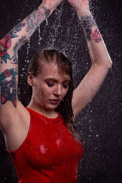 Vacker Flicka Röd Våt Skjorta Genom Vilken Kan Hennes Sexiga — Stockfoto