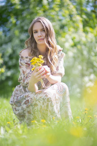 Uma Menina Encantadora Vestido Verão Leve Sentou Pegando Flores Gramado — Fotografia de Stock