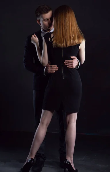 Молодая Сексуальная Пара Нежно Обнимается Перед Страстным Поцелуем Мужчина Строгом — стоковое фото