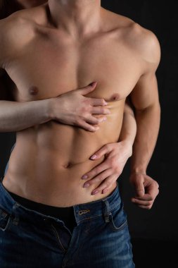 Baştan çıkarma bir kadın ve bir erkektir. Ateşli bir kadın bir erkeğin kotunu çıkarıp şişmiş vücuduna sıkıca sarılıyor.