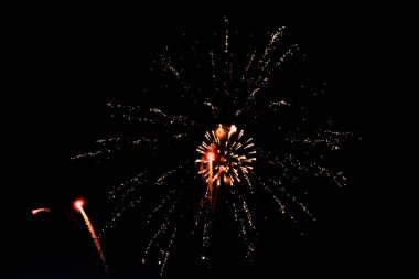 Karanlık gökyüzüne selam, parlak ışıklar, kuyruklu yıldızlar ve kayan yıldızlar..