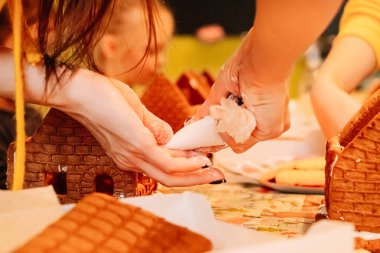 Zencefilli kurabiye pişirmek, Noel Baba için bir ev dolusu kurabiye, çocuklar yemeğe hazırlanıyor, evi dekore ediyorlar.