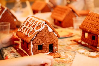 Zencefilli kurabiye pişirmek, Noel Baba için bir ev dolusu kurabiye, çocuklar yemeğe hazırlanıyor, evi dekore ediyorlar.