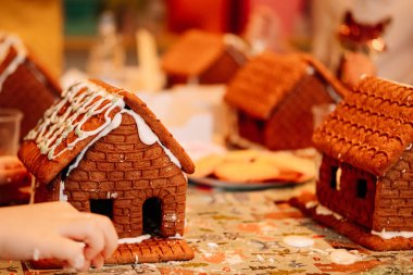 Zencefilli kurabiye pişirmek, Noel Baba için bir ev dolusu kurabiye, çocuklar yemeğe hazırlanıyor, evi dekore ediyorlar.