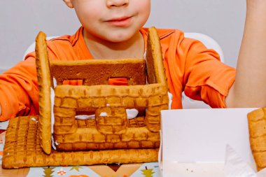 Zencefilli kurabiye pişirmek, Noel Baba için bir ev dolusu kurabiye, çocuklar yemeğe hazırlanıyor, evi dekore ediyorlar.