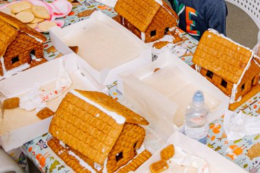 Zencefilli kurabiye pişirmek, Noel Baba için bir ev dolusu kurabiye, çocuklar yemeğe hazırlanıyor, evi dekore ediyorlar.