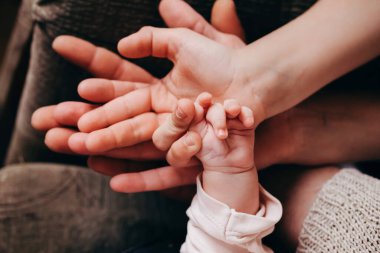 El ele. Nesiller boyunca aile birbirinin elini tutar. Güven ve bakım, çocukluk ve eğitim, zor zamanlarda destek