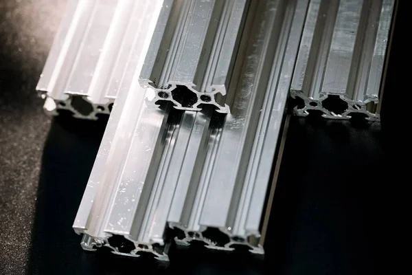 Ranura Perfil Aluminio Encuentra Una Mesa Negra Superficie Trabajo Con — Foto de Stock