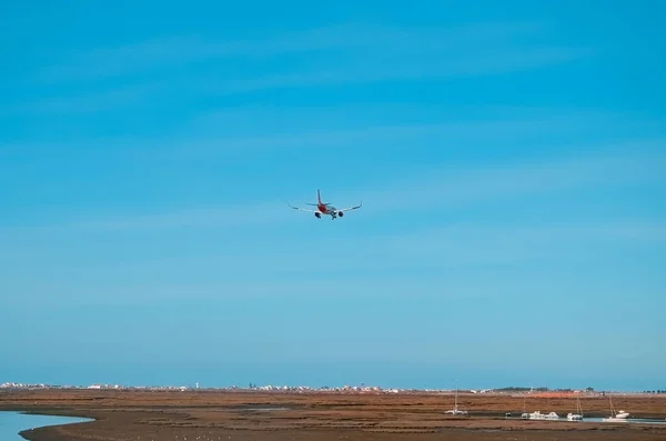 Avión Vuela Aeropuerto Sobre Río Ciudad Faro Portugal Muchos Barcos —  Fotos de Stock