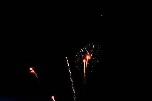 Salutschüsse Gegen Den Schwarzen Himmel Helle Blitze Kometen Und Sternschnuppen — Stockfoto