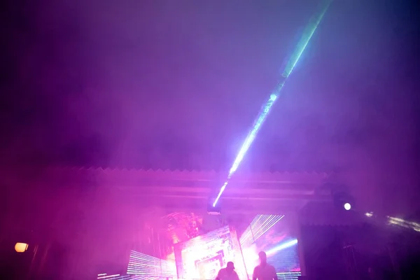 Weicher Fokus Rauch Einer Nachtdisco Lebendige Bühne Neonlichter Und Lichtstrahlen — Stockfoto