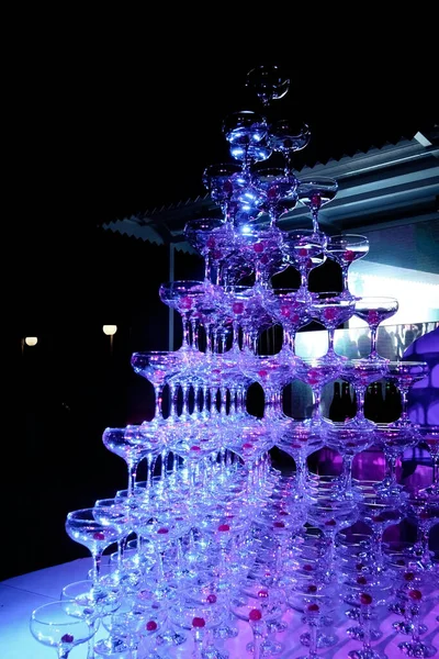 Ein Turm Leerer Martini Gläser Mit Kirsche Steht Auf Dem — Stockfoto
