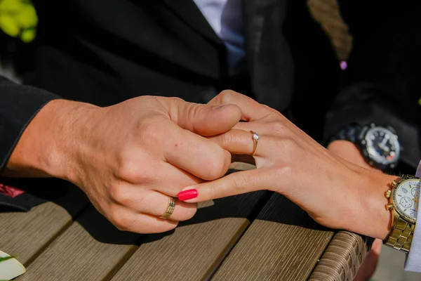Noiva Noivo Mãos Dadas Dia Ensolarado Anéis Close Traje Preto — Fotografia de Stock