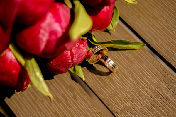 Anillos Boda Oro Cerca Sobre Fondo Ramo Peonía Color Rojo —  Fotos de Stock