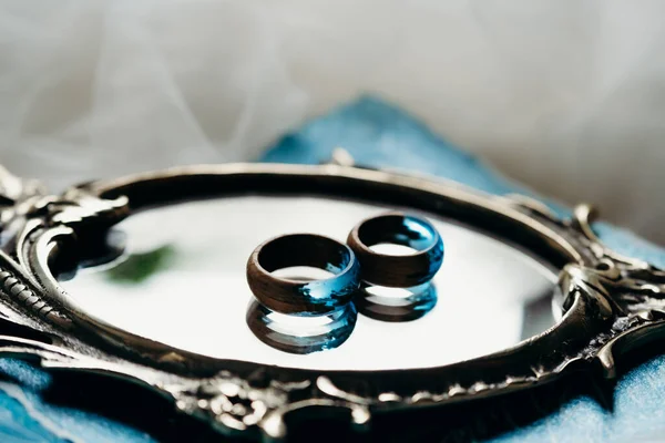 Anillos Madera Con Resina Azul Epoxi Encuentran Espejo Invitaciones Boda — Foto de Stock