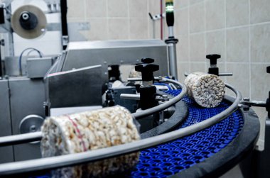 Kullanışlı tam tahıllı cips üretimi için taşıma bandı. Fabrikada organik çoklu arpa briketli çıtır ekmek paketliyorum.