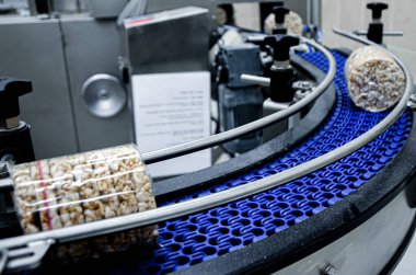 Kullanışlı tam tahıllı cips üretimi için taşıma bandı. Fabrikada organik çoklu arpa briketli çıtır ekmek paketliyorum.