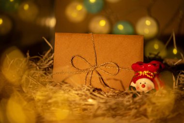 İçinde jüt halat olan bir zarf. Bir kardan adamla şamdan çantası. Yeni yıl için hediye çeki. Noel tebrik kartı.