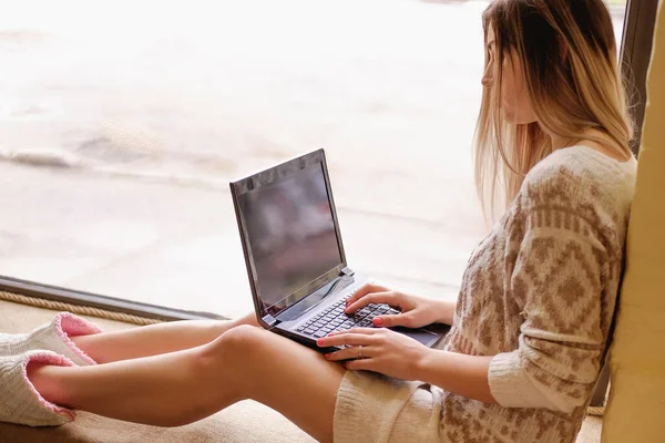 Menina Sexy Sentado Grande Janela Café Trabalha Computador Mulheres Solteiras — Fotografia de Stock